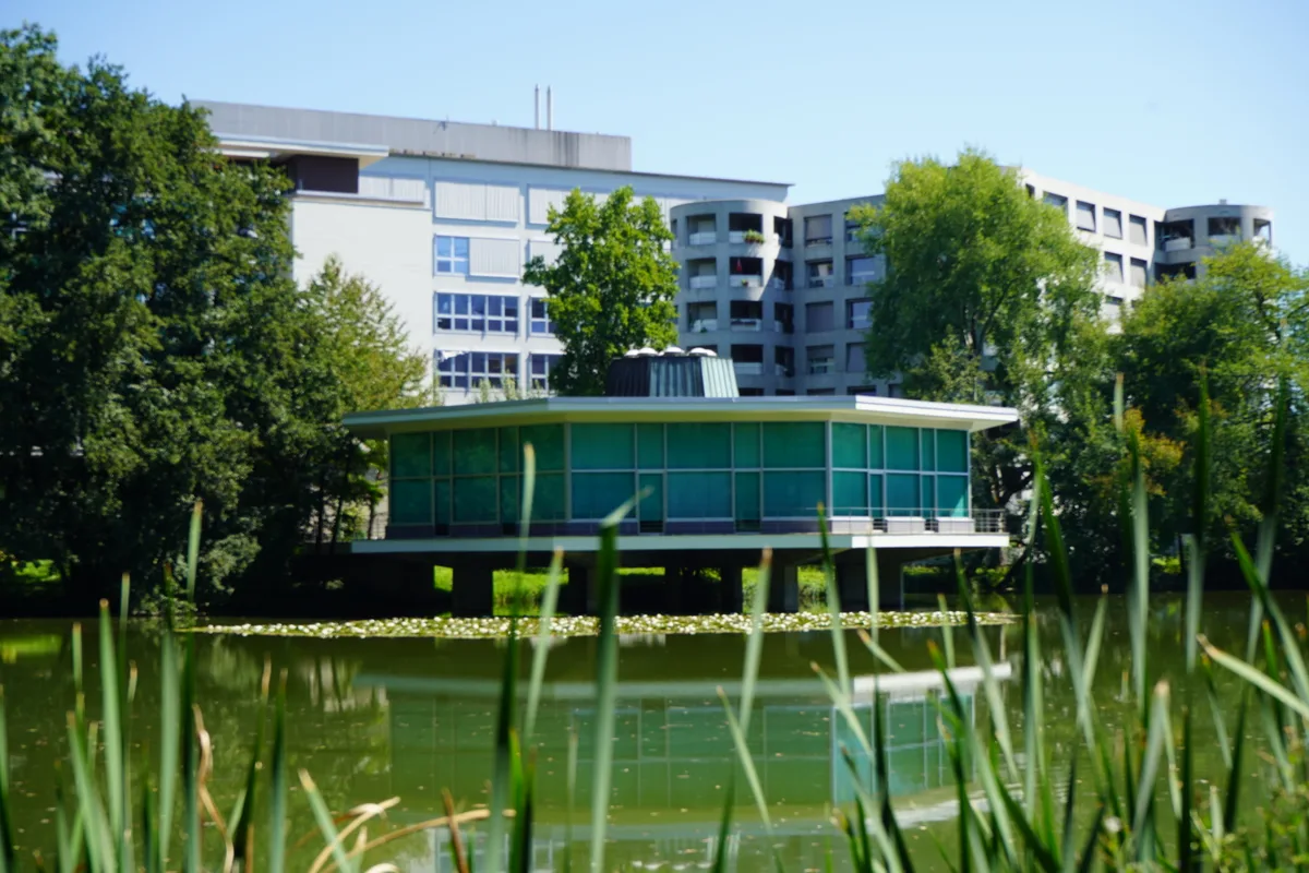 Der Pavillon von Architekt Roland Rohn scheint über dem Herterweiher zu schweben. 